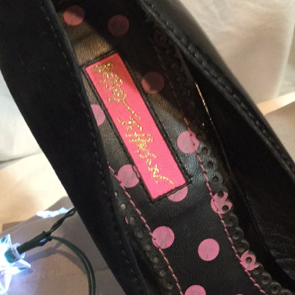 Betsey Johnson size 7 1/2 2 tone leather heels - Picture 6 of 8